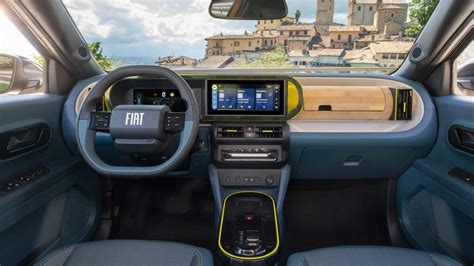 Dashboard van de Fiat Grande Panda met twee displays in een ovaal omhulsel.