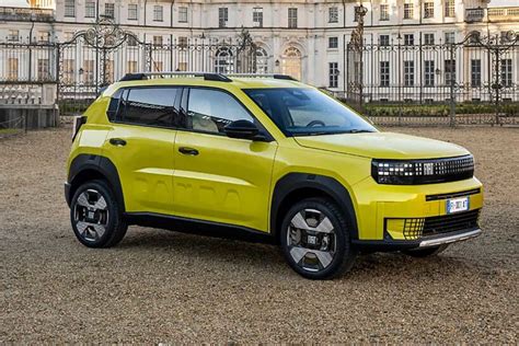 Fiat Grande Panda in een opvallende kleur met retro-elementen.
