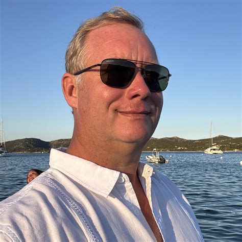 Illustratie van een gezin dat telefonisch contact opneemt met kraamzorg na een bevalling