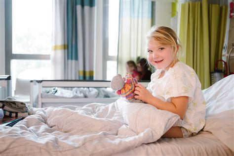 Foto van een kind dat met plezier deelneemt aan een groepsactiviteit.