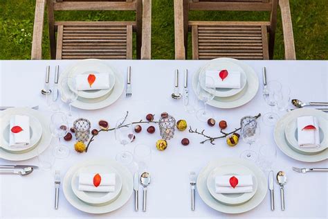 Een feestelijk gedekte tafel met verschillende soorten kraamkoekjes en geboorte traktaties.