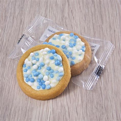 Gedetailleerde foto van de stappen voor het maken van geboortekoekjes met muisjes, inclusief ingrediënten en de uiteindelijke traktaties.