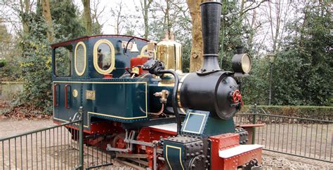 Foto van de Vilac Locomotief van de Alfabettrein, met focus op de magneetbevestiging.