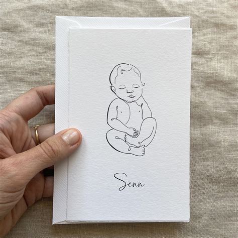 Illustratie van een pasgeboren baby met een geboortekaartje