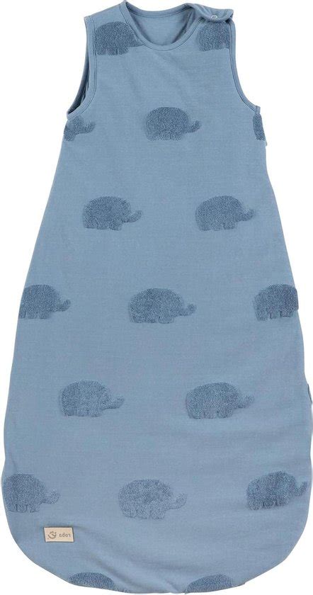 Illustratie van een babyslaapzak en een baby in pyjama