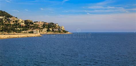 panoramisch uitzicht op de Middellandse Zee met de kustlijn van de Côte d'Azur