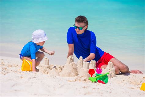 kinderen bouwen zandkastelen op een breed zandstrand aan de Côte d'Azur