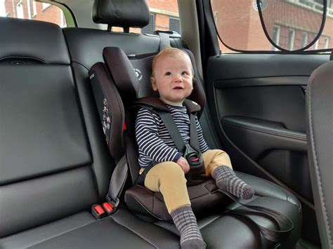 Detailfoto van een ISOFIX-bevestigingspunt in een autostoel