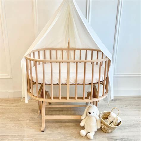 Baby met zichtbare spierslapte, liggend in een wiegje.