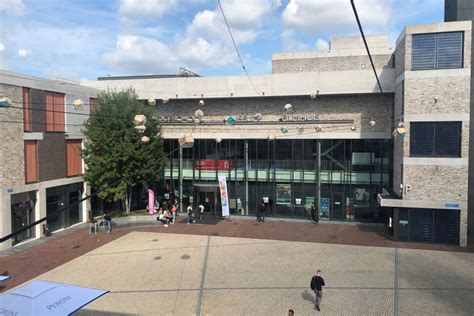 Een sfeervolle foto van de moderne campus van Zuyd Hogeschool in Maastricht.