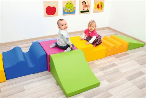 Een kind dat klimt en klautert in een kleurrijk speelparadijs gemaakt van Marjo foam blokken.