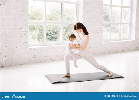 illustratie van een moeder die yoga doet met haar baby op de arm