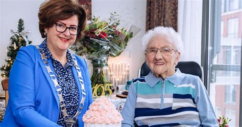 Foto van Irene Van Mele op haar 105e verjaardag, mogelijk met familie of in het woonzorgcentrum.