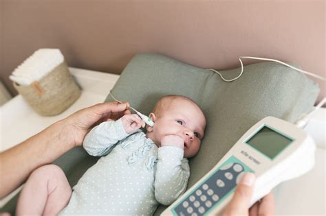 illustratie van een baby die de hielprik en gehoorscreening ondergaat