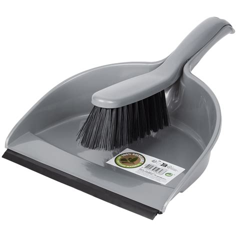 Close-up van de accessoires van de speelgoedstofzuiger, zoals stoffer en blik