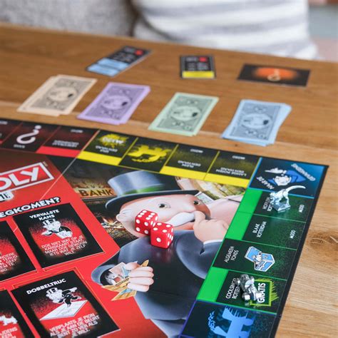 Afbeelding van een antiek bordspel, zoals Monopoly of een schaakspel.