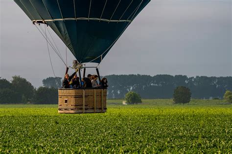 Een kleurrijke illustratie van een pinguïn in een luchtballon, op weg naar de Zuidpool.