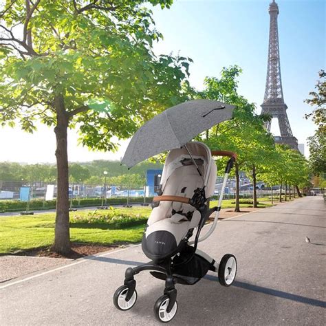 Illustratie van een kinderwagen met een parasol ter bescherming tegen de zon