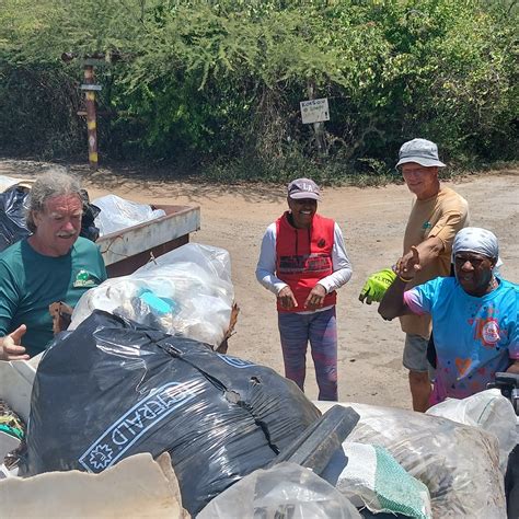 Illustratie van wielen van een kinderwagen die worden schoongemaakt met een borstel en water
