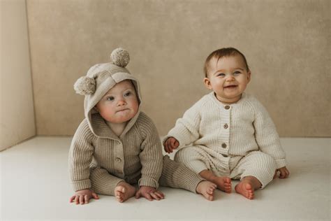 Babykleding in neutrale kleuren en zachte stoffen