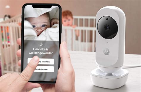 Afbeelding van een babyfoon met een focus op de technische componenten, suggereert mogelijke reparatie.