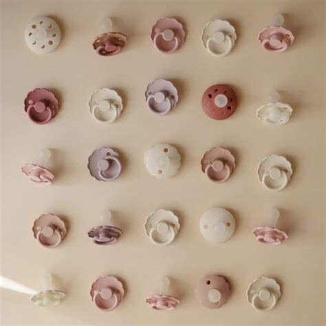 Voorbeelden van diverse op maat gemaakte siliconen babyspeeltjes in verschillende vormen en kleuren