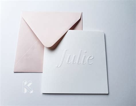 Illustratie van een geboortekaartje met reliëf, typisch voor letterpress.