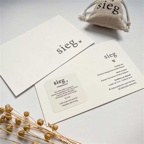 Collage van diverse geboortekaartjes met letterpress, toon de variatie in stijl en kleur.