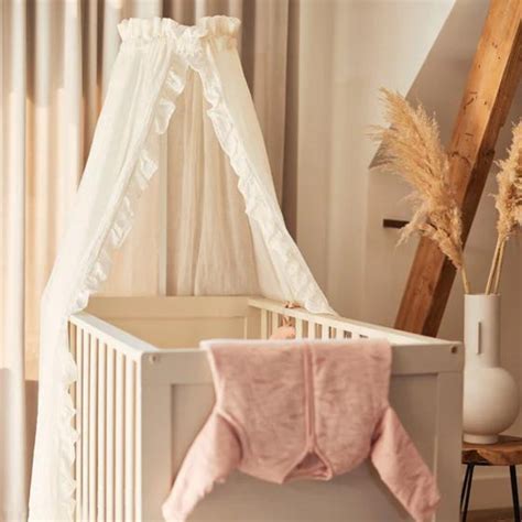 Illustratie die de verstelbare hoogte van de piekstokken voor klamboes en sluiers toont.