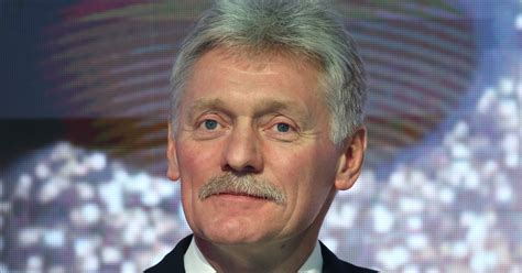 illustratie van een gezin dat zich voorbereidt op een badbevalling thuis