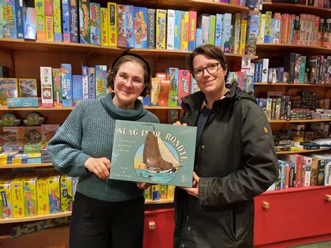 Een collage van verschillende traditionele Chinese spellen en puzzels