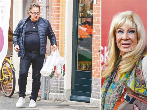 Borstvoedingscoach die een moeder ondersteunt