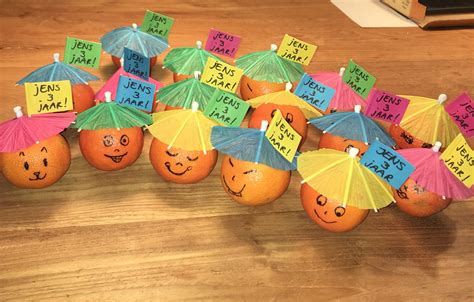 Vrolijk versierde mandarijnen als traktatie, met oogjes en vinnen.