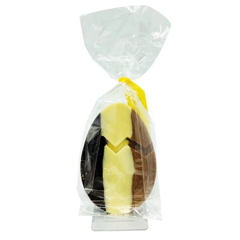 Een doorzichtig zakje met stoepkrijtjes, dichtgebonden met lint.