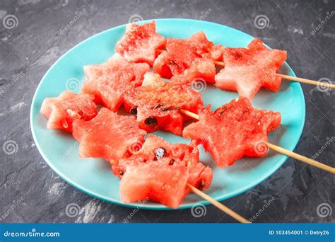 Watermeloen uitgestoken in de vorm van sterren.