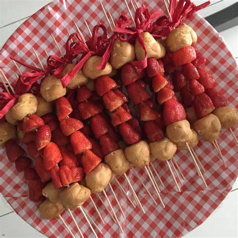 Een traktatie met aardbeien en ballonnen, als feestelijk geheel.