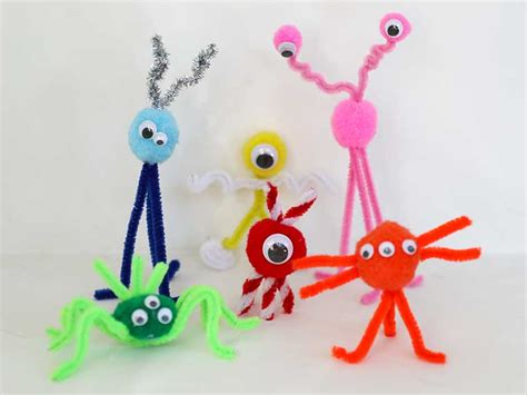 Rozijnendoosjes versierd als grappige monsters met chenilledraad.