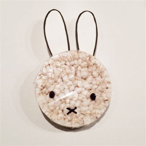 Rijstwafel versierd als Nijntje met getekend gezicht en papieren oren.