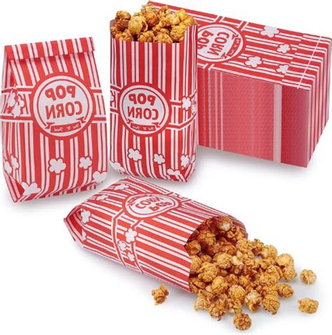 Zakjes popcorn verpakt als vlinders met een wasknijper in het midden.