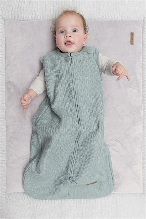 Illustratie van een vroege baby slaapzak, gemaakt van een deken met een ritssluiting