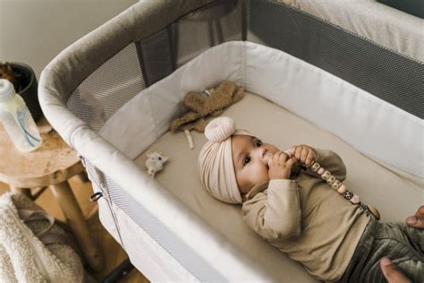 Een pasgeboren baby die comfortabel slaapt in de wieg van de Bugaboo Cameleon