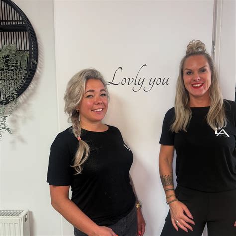 Een kind van ongeveer 1 jaar oud dat met plezier een houten knoppuzzel maakt