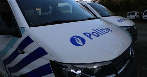 Een kind dat een glow-in-the-dark puzzel bekijkt met gedoofde lichten, de afbeelding licht op