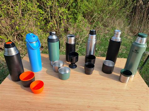 Illustratie van een melkpoedertoren en een thermosfles, bedoeld voor het meenemen van babyvoeding onderweg.