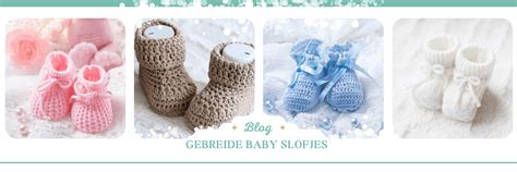 Meerdere paren gebreide babyslofjes in verschillende kleuren en stijlen