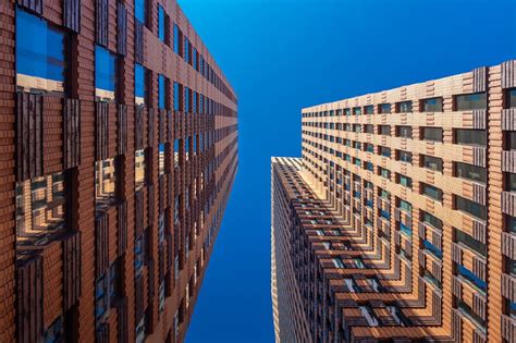 Gedetailleerde foto van een half gebreid babyslofje, met nadruk op de zool en de opzet van steken voor het boordje