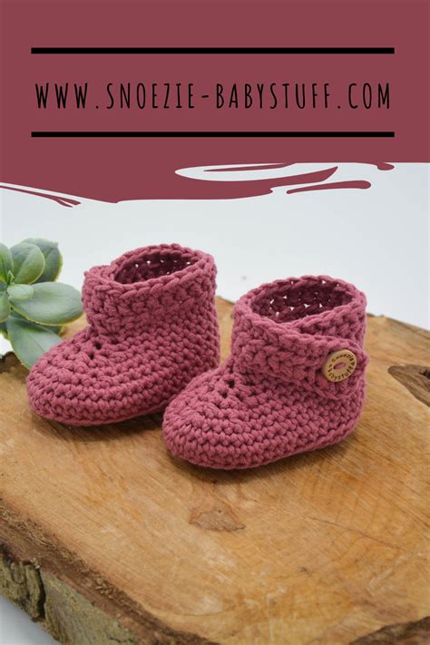 Collage van verschillende gehaakte babyslofjes en -schoentjes