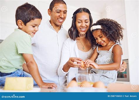 Illustratie van een gezin dat een aanvraag voor kinderopvangtoeslag indient.