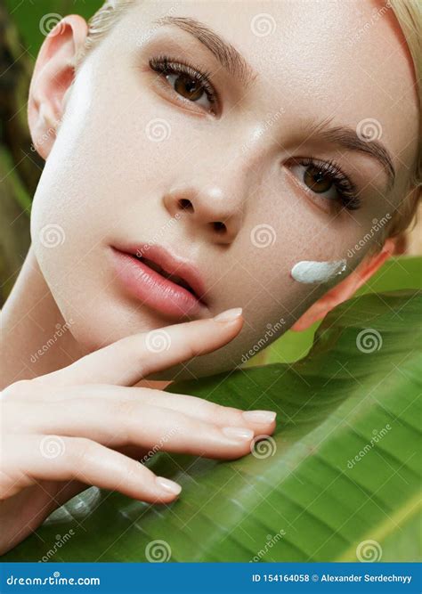 Foto van een baby met een schone en zachte huid, gebruikmakend van Pampers Sensitive babydoekjes.