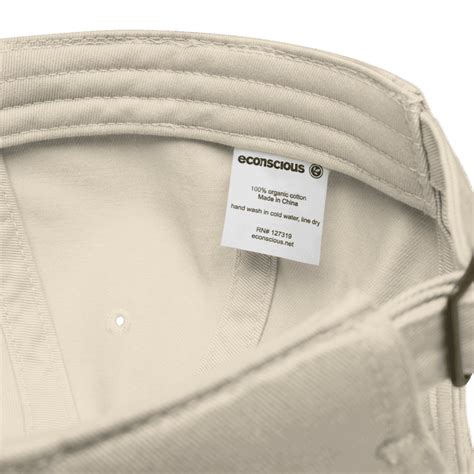 Detail van een Moncler jurkje met geborduurd logo